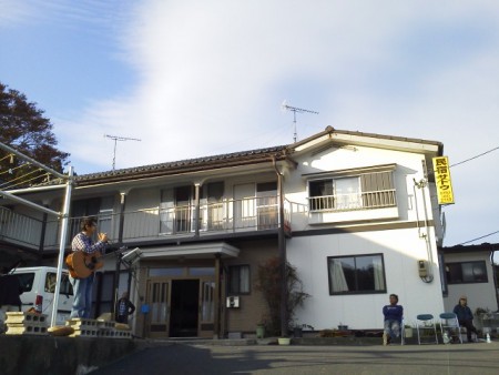 前は海、民宿サトウさん