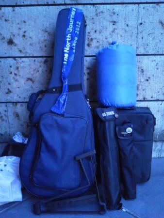 寝袋持って歌の旅♪ギタースタンドも念の為